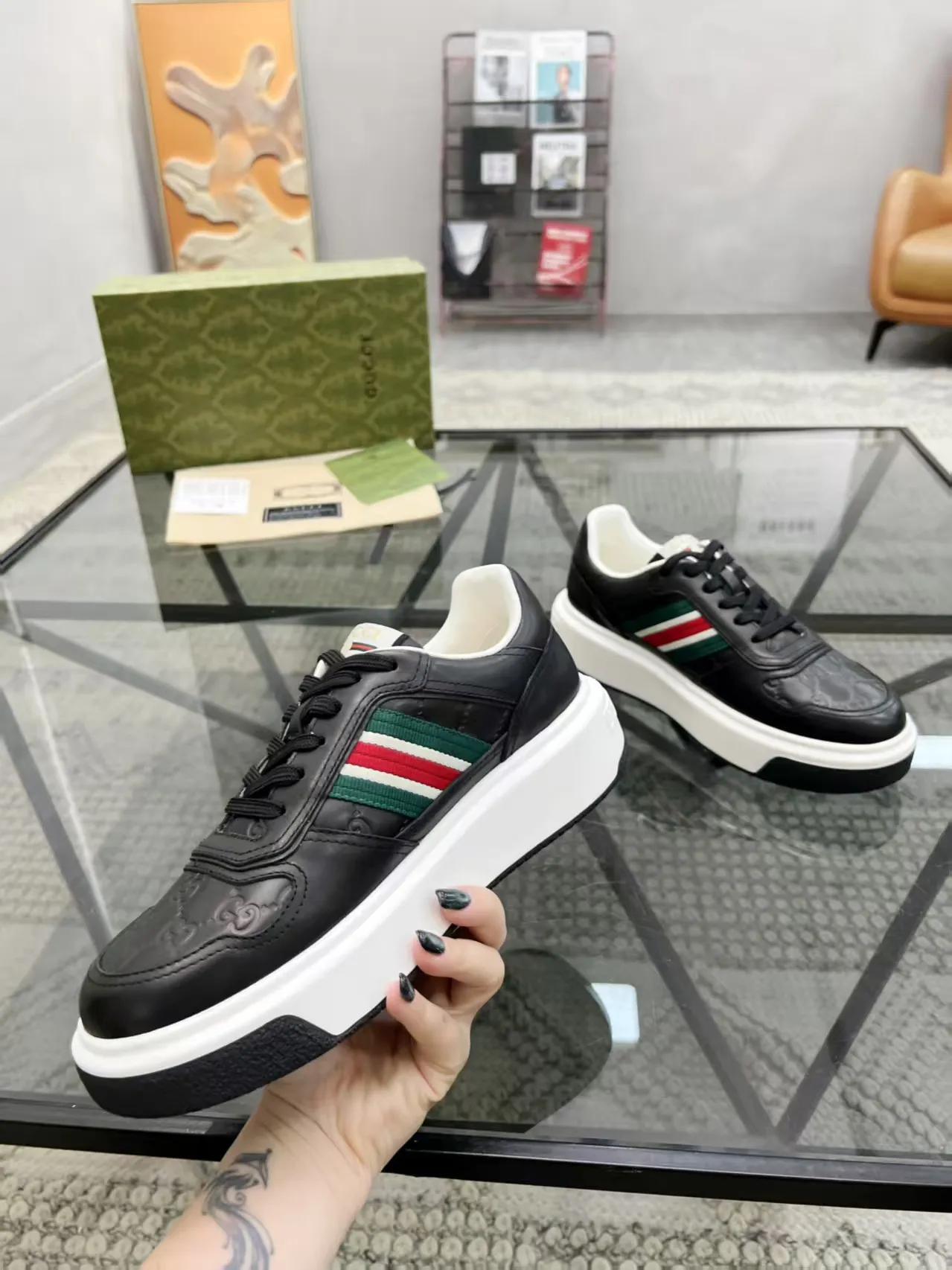 P460 new men's shoes GUCCI [Lightning] latest shoes are shipped. Original quality, fashionable, special materials, sheepskin lining, new packaging. The foot feels super comfortable and the workmanship is impeccable. Size: 38-45